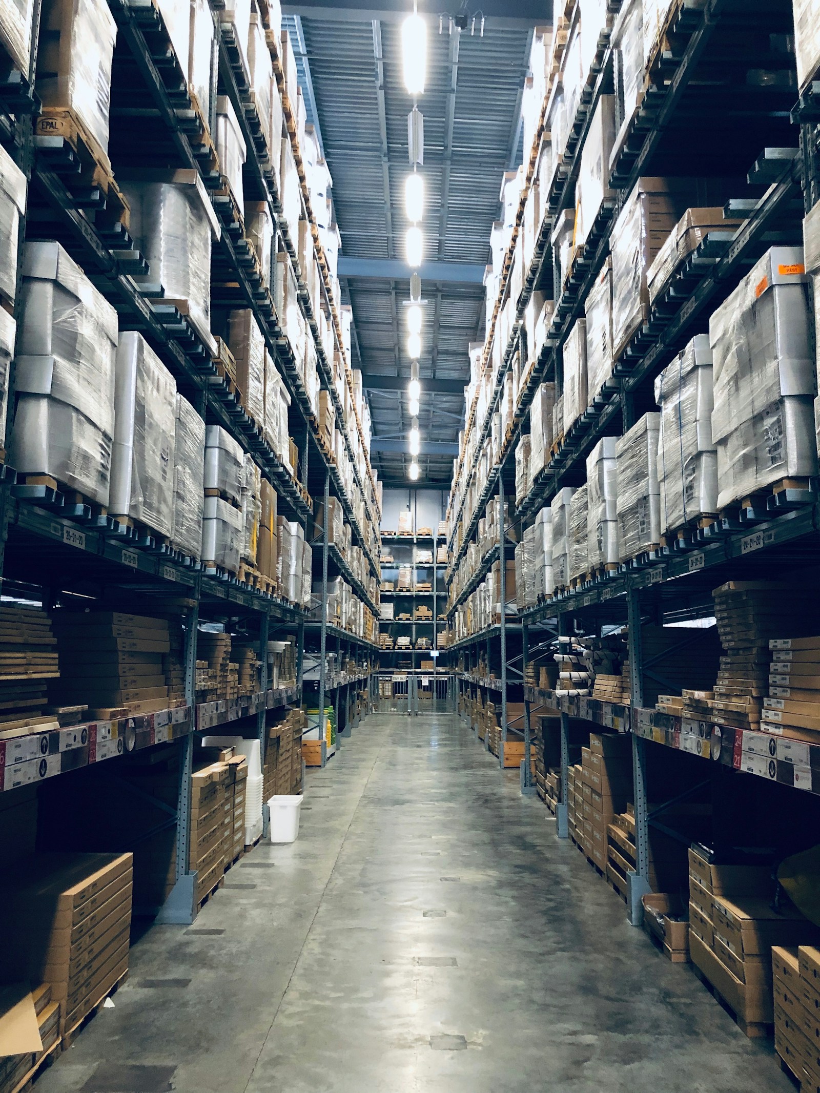 Large-scale warehouse distribution center